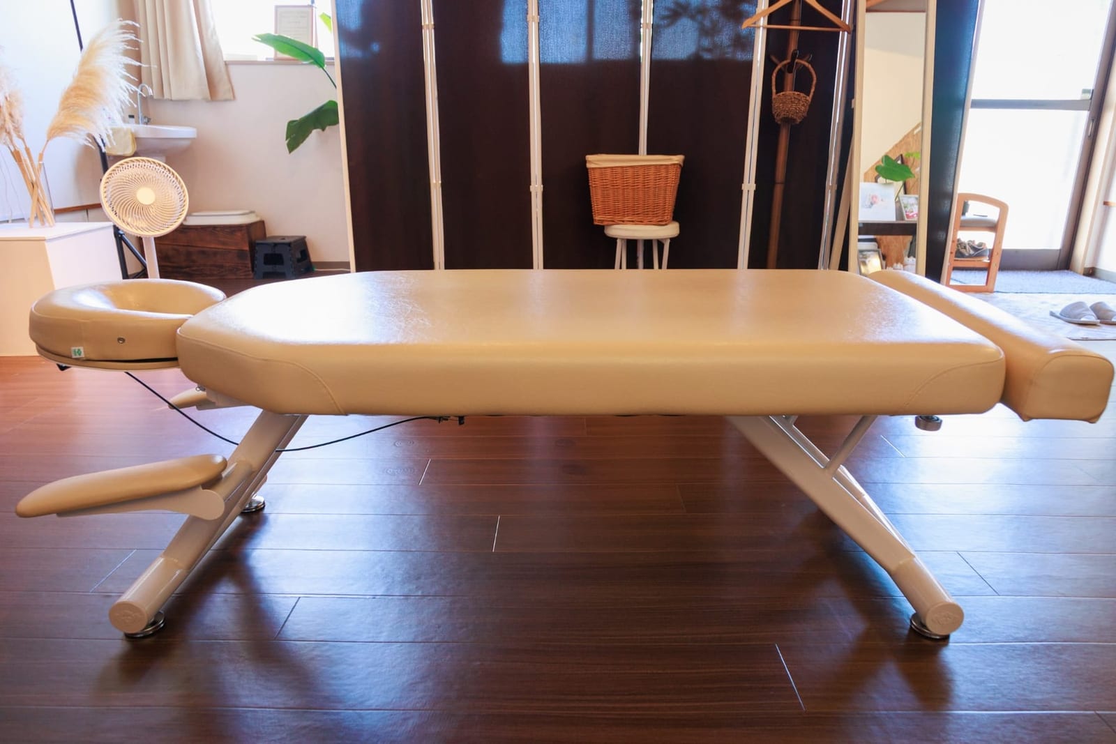 ito relaxation & photo の施術スペース。タオルが整えられた施術ベッド