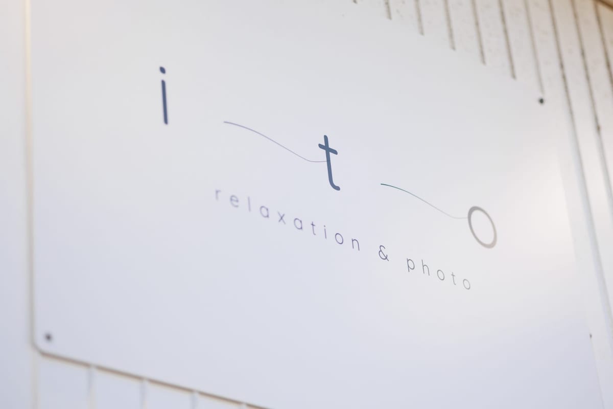 やわらかな光に照らされた ito relaxation & photo の看板